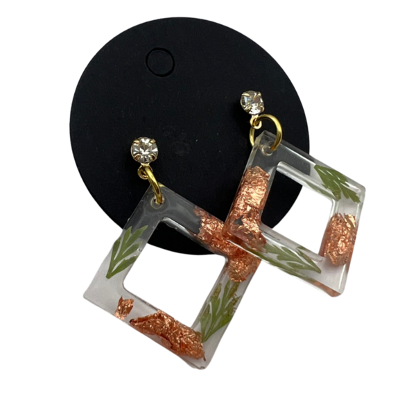 Σκουλαρικι γεωμετρικο σε σχημα ρομβου με γεμισμα ρητινης, αποξηραμενου φυλλωματος και φυλλα χρυσου, 2cm*2cm - στρας, γυαλί, επιχρυσωμένα, λουλούδι, καρφάκι - 2