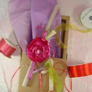 Λαμπάδα για κορίτσι με κορδέλα μαλλιών Lurex στολισμένη με Φούξια σατέν λουλούδι - κορίτσι, λουλούδια, λαμπάδες, για παιδιά - 5
