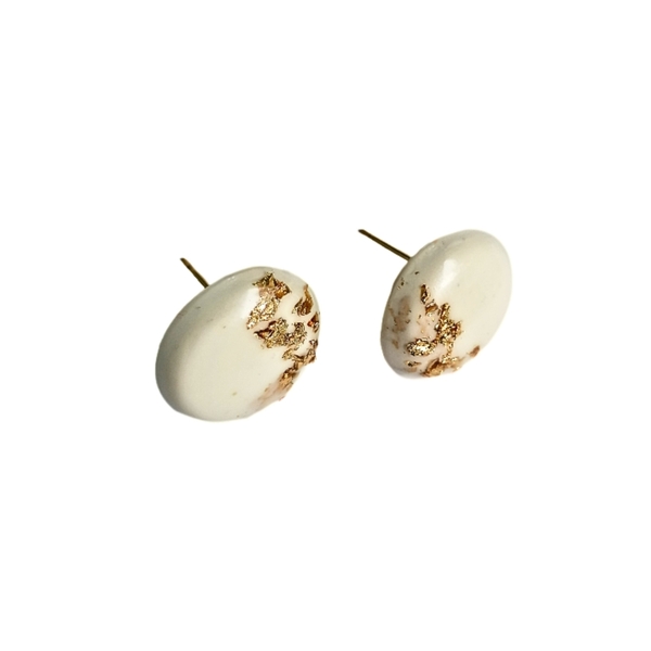 Καρφωτά λευκά στρογγυλά σκουλαρίκια από υγρό γυαλί. - γυαλί, καρφωτά, μικρά, ατσάλι - 2