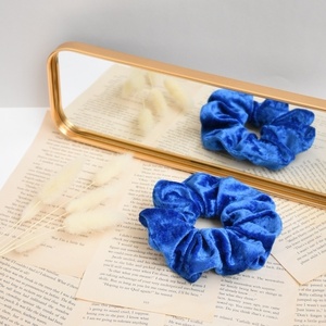 Χειροποίητο scrunchie: μπλε crushed velour - ύφασμα, λαστιχάκια μαλλιών - 3