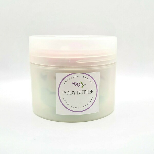 BODY BUTTER με βούτυρο καρυτέ, βούτυρο καρύδας, αμυγδαλέλαιο, έλαιο jojoba, αιθέριο έλαιο βανίλια ή βανίλια καρύδα, βιταμίνη Ε και φυτικά χρώματα. 160γρ