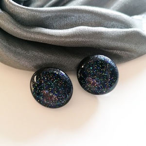 Μικρά καρφωτά σκουλαρίκια σε ιριδίζον μαύρο χρώμα από υγρό γυαλί. - γυαλί, μικρά, ατσάλι, φθηνά - 3