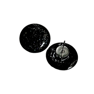 Μικρά καρφωτά μαύρα ιριδίζον σκουλαρίκια από υγρό γυαλί. - γυαλί, μικρά, ατσάλι, φθηνά - 3