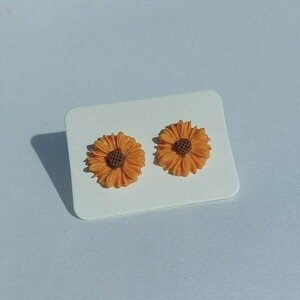 Daisy studs earrings από πολυμερικό πηλό - πηλός, λουλούδι, μικρά, boho, φθηνά - 3
