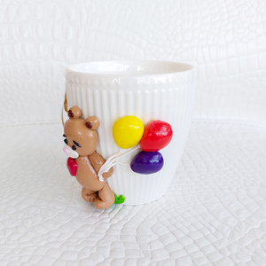Λευκή κούπα με διακόσμηση από πηλό, σχέδιο αρκουδάκι με μπαλόνια. - πηλός, κούπες & φλυτζάνια - 3