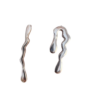 Ασημένια χειροποίητα σκουλαρίκια σε πρωτότυπο σχέδιο από τη συλλογή ‘ Melting ‘ - ασήμι 925, καρφωτά