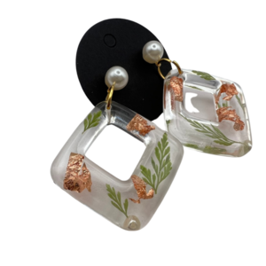 Σκουλαρικι γεωμετρικο σε σχημα ρομβου, υγρο γυαλο με λεπτομερειες αποξηραμενου φυλλωματος και φυλλα χρυσου, με κουμπωμα τεχνητο μαργαριταρι λευκο, 4cm*3,5cm - γυαλί, λουλούδι, καρφάκι - 2