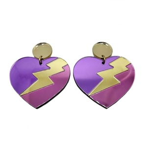 Σκουλαρίκια από plexiglass, καρδιές σε ροζ-μοβ χρώμα και χρυσές λεπτομέρειες - καρδιά, plexi glass, μεγάλα