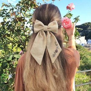 Φιόγκος για τα μαλλιά με κλιπ σε μπεζ χρώμα και κεντημένα λουλουδάκια - ύφασμα, νήμα, hair clips - 4