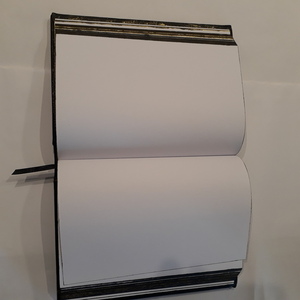 Δερμάτινο σημειωματάριο σε διαστάσεις 17x25cm .Το εσωτερικό αποτελείται από λευκό χαρτί [100g].Έχει 300 σελίδες οι οποίες είναι κενές(wood4) - είδη γάμου, τετράδια & σημειωματάρια, ειδη δώρων - 5