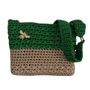 Μπεζ-πράσινη πλέκτη τσάντα με πλεκτό λουράκι και διακοσμητική καρφίτσα. - νήμα, ώμου, all day, πλεκτές τσάντες