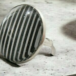 Αυξομειούμενο δαχτυλίδι με γυαλί Adjustable cabochon ring Beetlejuice inspired - γυαλί, γεωμετρικά σχέδια, μεγάλα, αυξομειούμενα
