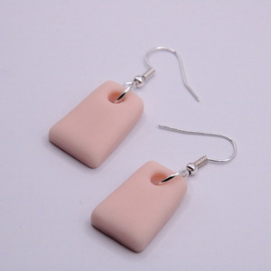 Χειροποίητα κρεμαστά σκουλαρίκια σε ροζ κουφετί χρώμα, 4 cm - πηλός, μικρά, ατσάλι, boho, φθηνά - 2