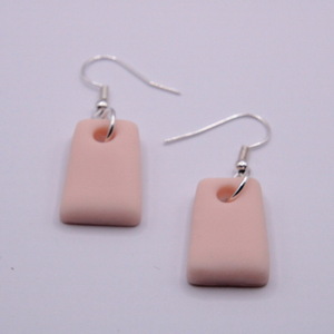 Χειροποίητα κρεμαστά σκουλαρίκια σε ροζ κουφετί χρώμα, 4 cm - πηλός, μικρά, ατσάλι, boho, φθηνά - 4