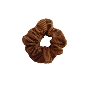 The makeba golden brown corduroy scrunchie - ύφασμα, λαστιχάκια μαλλιών, μεγάλα scrunchies