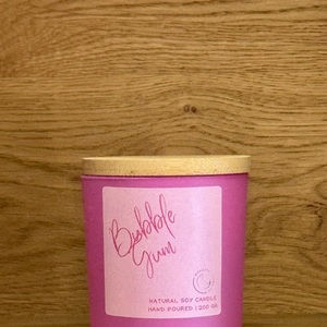 Bubble Gum…Δοχείο με αρωματικό φυτικό κερί σόγιας και ξύλινο καπάκι. 200 gr - αρωματικά κεριά, vegan friendly, soy candle - 2