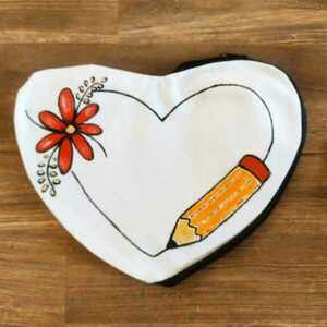 Υφασμάτινη κασετίνα/νεσεσέρ σε σχήμα καρδιάς για την δασκάλα με θέμα μολύβι,λουλουδια - ύφασμα, καρδιά, personalised, καλλυντικών - 2