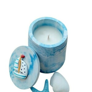 Χειροποίητο βαζάκι με καπάκι από οικολογική ρητίνη, γεμισμένο με κερί σόγιας, σε χρώματα γαλάζιο και μπλε - αρωματικά κεριά