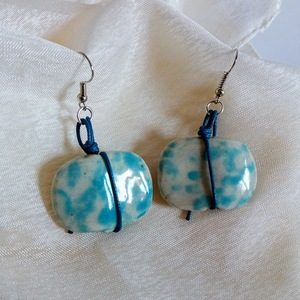 Γυναικεία σκουλαρίκια κρεμαστά χειροποίητα με κεραμική πέτρα λευκή με μπλε-γαλάζιες λεπτομέρειες και μπλε κορδόνι - γυαλί, χειροποίητα, γάντζος - 4