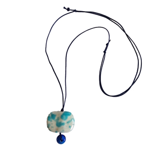 Γυναικείο κολιέ χειροποίητο με κεραμική πέτρα λευκή με μπλε-γαλάζιες λεπτομέρειες μπλε χάντρα από γυαλί και αυξομειούμενο μπλε κορδόνι - γυαλί, χειροποίητα, μπλε χάντρα
