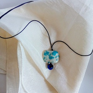 Γυναικείο κολιέ χειροποίητο με κεραμική πέτρα λευκή με μπλε-γαλάζιες λεπτομέρειες μπλε χάντρα από γυαλί και αυξομειούμενο μπλε κορδόνι - γυαλί, χειροποίητα, μπλε χάντρα - 2