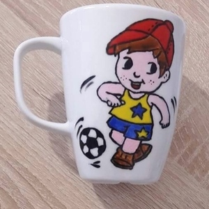 Κούπα πορσελάνης λευκή με χειροποίητο σχέδιο "Μικρός ποδοσφαιριστής" ζωγραφισμένο με πινέλο. - δώρο, χειροποίητα, πορσελάνη, κούπες & φλυτζάνια - 2