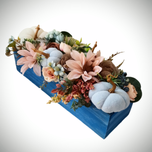 Ξύλινο γαλάζιο κασπω με σύνθεση, 40x12 εκατοστά. - δώρα για γυναίκες, σπιτιού, ανοιξιάτικα λουλούδια