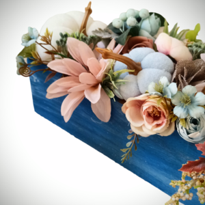 Ξύλινο γαλάζιο κασπω με σύνθεση, 40x12 εκατοστά. - δώρα για γυναίκες, σπιτιού, ανοιξιάτικα λουλούδια - 2