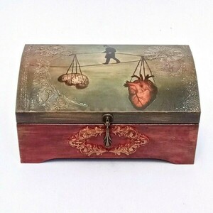 Ξύλινο κουτί λαδί-κόκκινο με θέμα "Ισορροπία" 13x30x20 - ξύλο, κουτί, οργάνωση & αποθήκευση