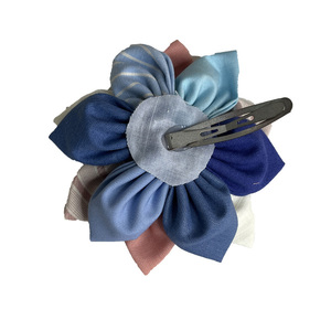 Κοκκαλάκι μαλλιών λουλούδι σε σομόν, λευκές και μπλε αποχρώσεις - ύφασμα, hair clips - 2