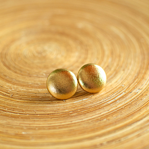Καρφωτά στρογγυλά σκουλαρίκια από χρυσό ύφασμα 2εκ - ύφασμα, καρφωτά, μικρά, ατσάλι, φθηνά - 4