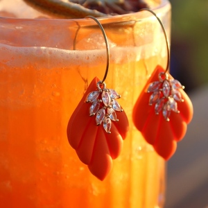 Floral| Χειροποίητα πορτοκαλί σκουλαρίκια από πολυμερικό πηλό και ζιργκόν - επιχρυσωμένα, πηλός, λουλούδι, ατσάλι, ζιργκόν - 2