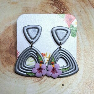 Hibiscus Earrings 4 - πηλός, λουλούδι, ατσάλι - 2