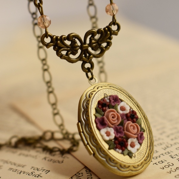 Dearest Emma Locket | Χειροποίητο Vintage Mενταγιόν Ανοιγόμενο με Σύνθεση Λουλουδιών (Πολυμερικός Πηλός, Μπρούτζος) (40εκ.+5εκ. Αυξομείωση) - πηλός, λουλούδι, μπρούντζος, για φωτογραφίες, μενταγιόν
