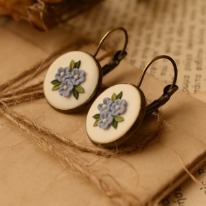 Pure Delight Earrings | Χειροποίητα Φλοράλ Kρεμαστά Vintage Σκουλαρίκια με Γαλάζια Λουλούδια (Πολυμερικός Πηλός, Μπρούντζος) (Μήκος 3εκ.) - πηλός, λουλούδι, μπρούντζος, κρεμαστά, γάντζος - 3