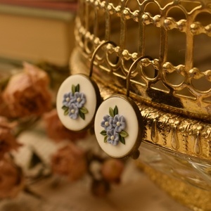 Pure Delight Earrings | Χειροποίητα Φλοράλ Kρεμαστά Vintage Σκουλαρίκια με Γαλάζια Λουλούδια (Πολυμερικός Πηλός, Μπρούντζος) (Μήκος 3εκ.) - πηλός, λουλούδι, μπρούντζος, κρεμαστά, γάντζος - 4