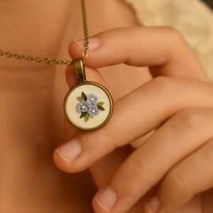 Pure Delight Pendant | Χειροποίητο Φλοράλ Vintage Μενταγιόν με Γαλάζια Λουλούδια (Πολυμερικός Πηλός, Μπρούντζος) (Μήκος 40εκ. + 5εκ. αυξομείωση) - ορείχαλκος, κοντά, λουλούδι, μπρούντζος, κρεμαστά - 2
