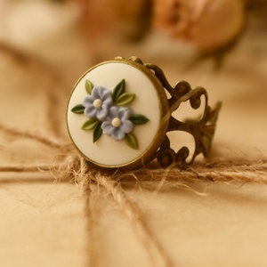 Pure Delight Ring | Χειροποίητο Φλοράλ Vintage Δαχτυλίδι με Γαλάζια Λουλούδια (Πολυμερικός Πηλός, Μπρούντζος) (Αυξομειούμενο) - φύλλο, λουλούδι, μπρούντζος, αυξομειούμενα - 3