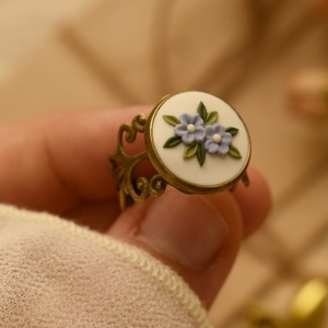 Pure Delight Ring | Χειροποίητο Φλοράλ Vintage Δαχτυλίδι με Γαλάζια Λουλούδια (Πολυμερικός Πηλός, Μπρούντζος) (Αυξομειούμενο) - φύλλο, λουλούδι, μπρούντζος, αυξομειούμενα - 4