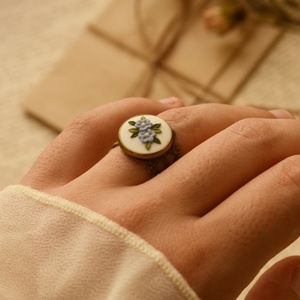 Pure Delight Ring | Χειροποίητο Φλοράλ Vintage Δαχτυλίδι με Γαλάζια Λουλούδια (Πολυμερικός Πηλός, Μπρούντζος) (Αυξομειούμενο) - φύλλο, λουλούδι, μπρούντζος, αυξομειούμενα - 5