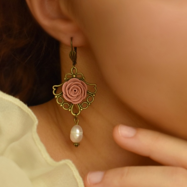 Woodhouse Elegance Earrings | Vintage Ροζ Σκουλαρίκια Τριαντάφυλλα με Μαργαριτάρια Καλλιέργειας (Πολυμερικός Πηλός, Μπρούντζος) (6,5εκ.) - vintage, λουλούδι, μπρούντζος, κρεμαστά, πέρλες - 2
