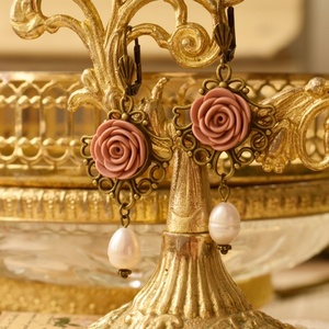 Woodhouse Elegance Earrings | Vintage Ροζ Σκουλαρίκια Τριαντάφυλλα με Μαργαριτάρια Καλλιέργειας (Πολυμερικός Πηλός, Μπρούντζος) (6,5εκ.) - vintage, λουλούδι, μπρούντζος, κρεμαστά, πέρλες