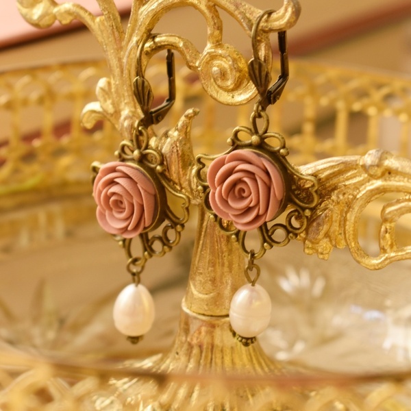 Woodhouse Elegance Earrings | Vintage Ροζ Σκουλαρίκια Τριαντάφυλλα με Μαργαριτάρια Καλλιέργειας (Πολυμερικός Πηλός, Μπρούντζος) (6,5εκ.) - vintage, λουλούδι, μπρούντζος, κρεμαστά, πέρλες - 4