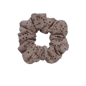 Λαστιχάκι για τα μαλλιά Scrunchie - μπεζ μπροντερι - ύφασμα, χειροποίητα, απαραίτητα καλοκαιρινά αξεσουάρ, δώρα για γυναίκες, λαστιχάκια μαλλιών
