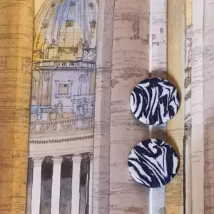 Statement studs από πολυμερικό πηλό με μοτίβο μαρμάρου σε λευκό και σκούρο μπλε, σε κυκλικό σχήμα - μοντέρνο, κύκλος, πηλός, πρωτότυπο