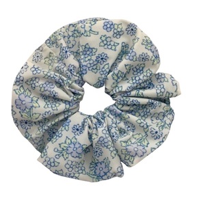 Υφασμάτινο λαστιχάκι scrunchie little blue flowers - ύφασμα, κορίτσι, για τα μαλλιά, λαστιχάκια μαλλιών