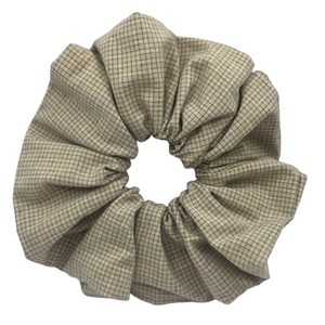 Υφασμάτινο λαστιχάκι scrunchie καρό μπεζ - ύφασμα, κορίτσι, για τα μαλλιά, λαστιχάκια μαλλιών