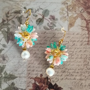 Vintage Daisies|Σκουλαρίκια λουλούδια από υγρό γυαλί με φυσικά μαργαριτάρια καλλιέργειας. - μαργαριτάρι, ρητίνη, λουλούδι, ατσάλι, φθηνά - 2