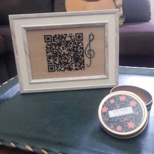 Κεντητή κορνίζα "Galway Girl QR Code" - ύφασμα, κορνίζες - 2