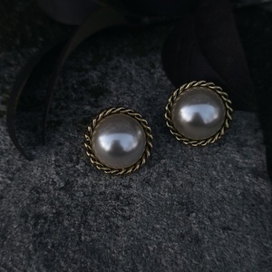 Vintage round earrings./Σκουλαρίκια vintage στρόγγυλα σε χρώμα μαύρο χρυσό και άσπρο - ορείχαλκος, καρφωτά, boho, πέρλες, μεγάλα